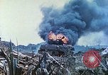 Standbild japanische Artillerie feuert auf US-Tanks Iwo Jima, 1945, aus Sekunde 39 historischem Filmmaterial Videoclip 65675063846