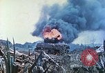 Standbild japanische Artillerie feuert auf US-Tanks Iwo Jima, 1945, aus Sekunde 40 historischem Filmmaterial Videoclip 65675063846