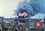 Standbild japanische Artillerie feuert auf US-Tanks Iwo Jima, 1945, aus Sekunde 41 historischem Filmmaterial Videoclip 65675063846