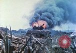 Standbild japanische Artillerie feuert auf US-Tanks Iwo Jima, 1945, aus Sekunde 42 historischem Filmmaterial Videoclip 65675063846