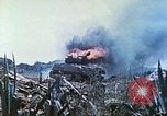 Standbild japanische Artillerie feuert auf US-Tanks Iwo Jima, 1945, aus Sekunde 44 historischem Filmmaterial Videoclip 65675063846