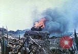 Standbild japanische Artillerie feuert auf US-Tanks Iwo Jima, 1945, aus Sekunde 46 historischem Filmmaterial Videoclip 65675063846