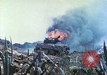 Standbild japanische Artillerie feuert auf US-Tanks Iwo Jima, 1945, aus Sekunde 47 historischem Filmmaterial Videoclip 65675063846