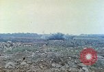 Standbild japanische Artillerie feuert auf US-Tanks Iwo Jima, 1945, aus Sekunde 56 historischem Filmmaterial Videoclip 65675063846