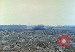 Standbild japanische Artillerie feuert auf US-Tanks Iwo Jima, 1945, aus Sekunde 57 historischem Filmmaterial Videoclip 65675063846