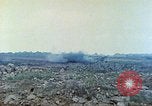 Standbild japanische Artillerie feuert auf US-Tanks Iwo Jima, 1945, aus Sekunde 58 historischem Filmmaterial Videoclip 65675063846