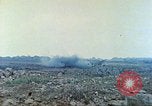 Standbild japanische Artillerie feuert auf US-Tanks Iwo Jima, 1945, aus Sekunde 59 historischem Filmmaterial Videoclip 65675063846