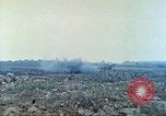 Standbild japanische Artillerie feuert auf US-Tanks Iwo Jima, 1945, aus Sekunde 60 historischem Filmmaterial Videoclip 65675063846