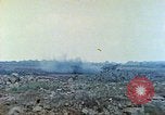 Standbild japanische Artillerie feuert auf US-Tanks Iwo Jima, 1945, aus Sekunde 61 historischem Filmmaterial Videoclip 65675063846