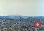 Standbild japanische Artillerie feuert auf US-Tanks Iwo Jima, 1945, aus Sekunde 62 historischem Filmmaterial Videoclip 65675063846