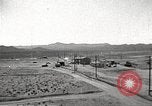 Standbild Betrieb Cue Trümmer fliegen Nevada United States USA, 1955, aus Sekunde 4 historischem Filmmaterial Videoclip 65675063881