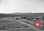 Standbild Betrieb Cue Trümmer fliegen Nevada United States USA, 1955, aus Sekunde 5 historischem Filmmaterial Videoclip 65675063881