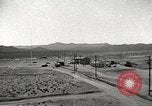 Standbild Betrieb Cue Trümmer fliegen Nevada United States USA, 1955, aus Sekunde 9 historischem Filmmaterial Videoclip 65675063881