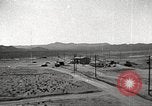 Standbild Betrieb Cue Trümmer fliegen Nevada United States USA, 1955, aus Sekunde 10 historischem Filmmaterial Videoclip 65675063881