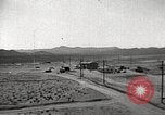 Standbild Betrieb Cue Trümmer fliegen Nevada United States USA, 1955, aus Sekunde 11 historischem Filmmaterial Videoclip 65675063881
