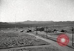 Standbild Betrieb Cue Trümmer fliegen Nevada United States USA, 1955, aus Sekunde 12 historischem Filmmaterial Videoclip 65675063881