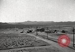Standbild Betrieb Cue Trümmer fliegen Nevada United States USA, 1955, aus Sekunde 14 historischem Filmmaterial Videoclip 65675063881