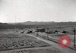 Standbild Betrieb Cue Trümmer fliegen Nevada United States USA, 1955, aus Sekunde 15 historischem Filmmaterial Videoclip 65675063881