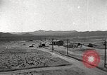 Standbild Betrieb Cue Trümmer fliegen Nevada United States USA, 1955, aus Sekunde 16 historischem Filmmaterial Videoclip 65675063881