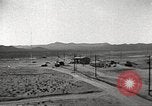 Standbild Betrieb Cue Trümmer fliegen Nevada United States USA, 1955, aus Sekunde 17 historischem Filmmaterial Videoclip 65675063881