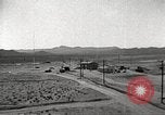 Standbild Betrieb Cue Trümmer fliegen Nevada United States USA, 1955, aus Sekunde 19 historischem Filmmaterial Videoclip 65675063881