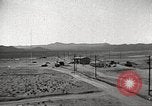 Standbild Betrieb Cue Trümmer fliegen Nevada United States USA, 1955, aus Sekunde 20 historischem Filmmaterial Videoclip 65675063881