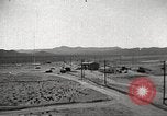 Standbild Betrieb Cue Trümmer fliegen Nevada United States USA, 1955, aus Sekunde 21 historischem Filmmaterial Videoclip 65675063881