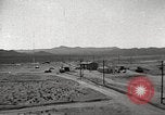 Standbild Betrieb Cue Trümmer fliegen Nevada United States USA, 1955, aus Sekunde 23 historischem Filmmaterial Videoclip 65675063881