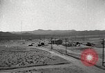 Standbild Betrieb Cue Trümmer fliegen Nevada United States USA, 1955, aus Sekunde 24 historischem Filmmaterial Videoclip 65675063881