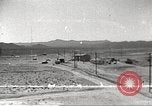Standbild Betrieb Cue Trümmer fliegen Nevada United States USA, 1955, aus Sekunde 25 historischem Filmmaterial Videoclip 65675063881