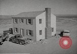Immagine di Funzionamento Cue bomba nucleare test distrugge la casa Nevada United States USA, 1955, secondo 3 filmato di repertorio 65675063886