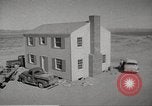 Immagine di Funzionamento Cue bomba nucleare test distrugge la casa Nevada United States USA, 1955, secondo 4 filmato di repertorio 65675063886