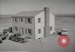 Immagine di Funzionamento Cue bomba nucleare test distrugge la casa Nevada United States USA, 1955, secondo 5 filmato di repertorio 65675063886