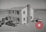 Immagine di Funzionamento Cue bomba nucleare test distrugge la casa Nevada United States USA, 1955, secondo 6 filmato di repertorio 65675063886