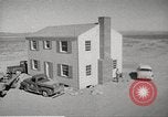 Immagine di Funzionamento Cue bomba nucleare test distrugge la casa Nevada United States USA, 1955, secondo 7 filmato di repertorio 65675063886