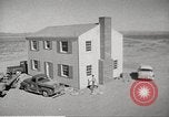 Immagine di Funzionamento Cue bomba nucleare test distrugge la casa Nevada United States USA, 1955, secondo 10 filmato di repertorio 65675063886