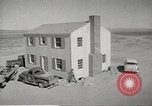 Immagine di Funzionamento Cue bomba nucleare test distrugge la casa Nevada United States USA, 1955, secondo 11 filmato di repertorio 65675063886