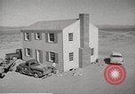 Immagine di Funzionamento Cue bomba nucleare test distrugge la casa Nevada United States USA, 1955, secondo 12 filmato di repertorio 65675063886