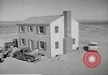 Immagine di Funzionamento Cue bomba nucleare test distrugge la casa Nevada United States USA, 1955, secondo 13 filmato di repertorio 65675063886