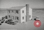 Immagine di Funzionamento Cue bomba nucleare test distrugge la casa Nevada United States USA, 1955, secondo 14 filmato di repertorio 65675063886
