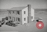 Immagine di Funzionamento Cue bomba nucleare test distrugge la casa Nevada United States USA, 1955, secondo 15 filmato di repertorio 65675063886