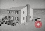 Immagine di Funzionamento Cue bomba nucleare test distrugge la casa Nevada United States USA, 1955, secondo 16 filmato di repertorio 65675063886