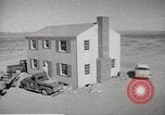 Immagine di Funzionamento Cue bomba nucleare test distrugge la casa Nevada United States USA, 1955, secondo 17 filmato di repertorio 65675063886