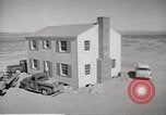 Immagine di Funzionamento Cue bomba nucleare test distrugge la casa Nevada United States USA, 1955, secondo 18 filmato di repertorio 65675063886