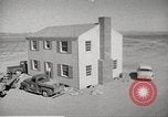 Immagine di Funzionamento Cue bomba nucleare test distrugge la casa Nevada United States USA, 1955, secondo 20 filmato di repertorio 65675063886