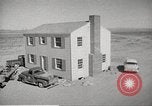 Immagine di Funzionamento Cue bomba nucleare test distrugge la casa Nevada United States USA, 1955, secondo 22 filmato di repertorio 65675063886