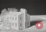 Immagine di Funzionamento Cue bomba nucleare test distrugge la casa Nevada United States USA, 1955, secondo 27 filmato di repertorio 65675063886