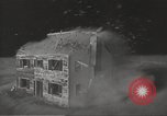 Immagine di Funzionamento Cue bomba nucleare test distrugge la casa Nevada United States USA, 1955, secondo 28 filmato di repertorio 65675063886