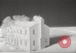 Immagine di Funzionamento Cue bomba nucleare test distrugge la casa Nevada United States USA, 1955, secondo 37 filmato di repertorio 65675063886