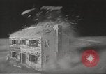 Immagine di Funzionamento Cue bomba nucleare test distrugge la casa Nevada United States USA, 1955, secondo 38 filmato di repertorio 65675063886